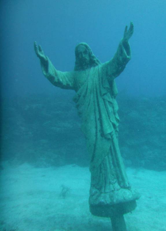Um Cristo submarino em Providencia, ilha colombiana no Caribe